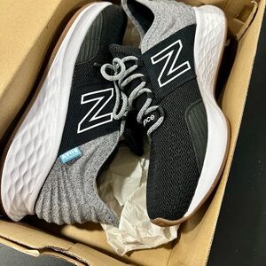 New Balance Fresh Foam ROAV Women's Athletic Running Shoe NIB - Black/Gray